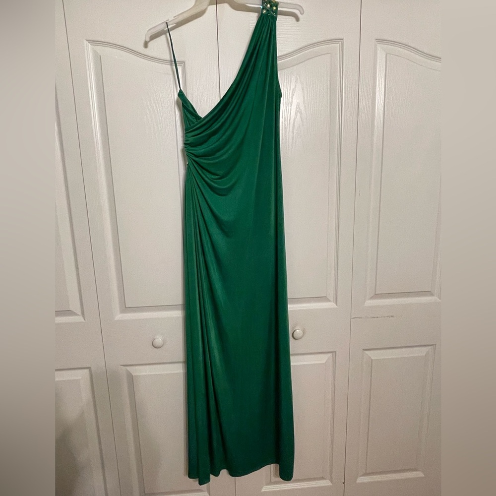 Elegant Green Evening Gown - Picture 6 of 9